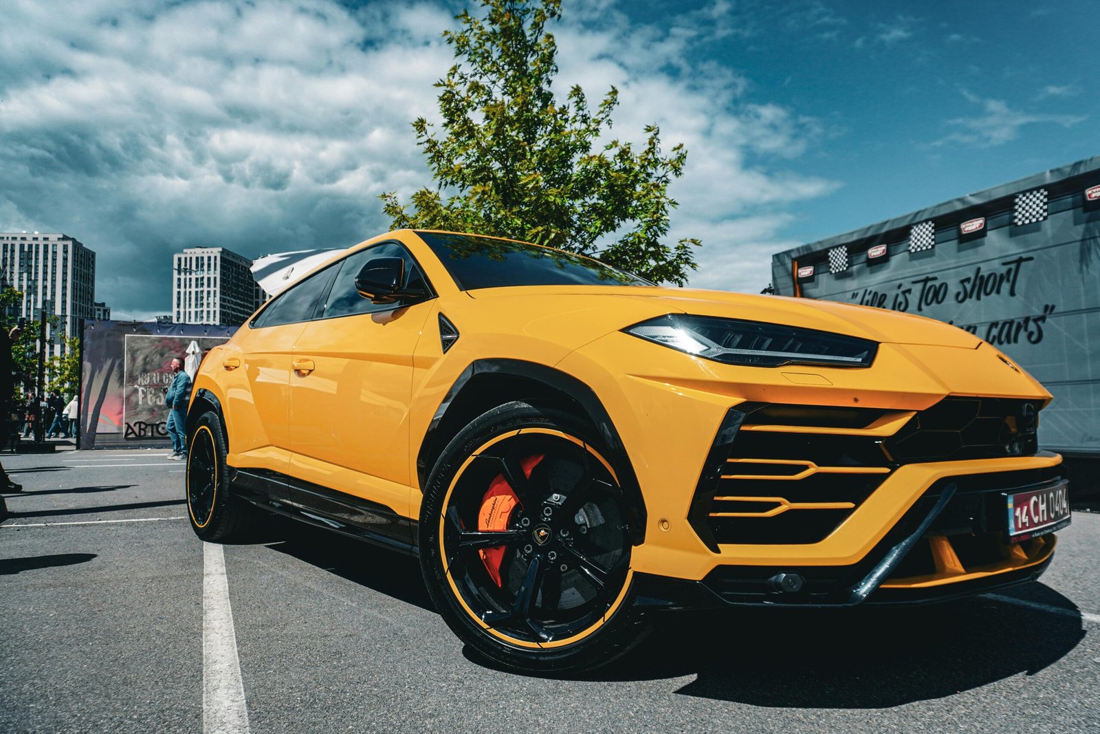 Lamborghini Urus SE Tettonero Capsule black edition SUV with hybrid powertrain and premium sporty design